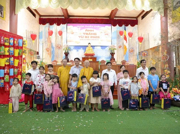 Hòa thượng Thích Minh Thiện và lãnh đạo chính quyền P.Long An trao quà đến các em thiếu nhi, học sinh