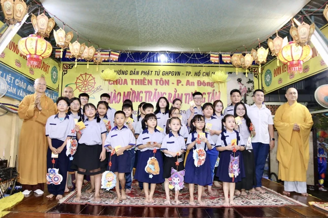 Tết Trung thu của các em đoàn sinh Gia đình Phật tử tại chùa Thiên Tôn