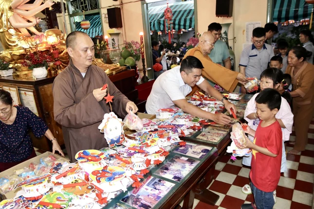 Trẻ em vui Tết Trung thu với lồng đèn, quà bánh tại chùa Thiên Tôn