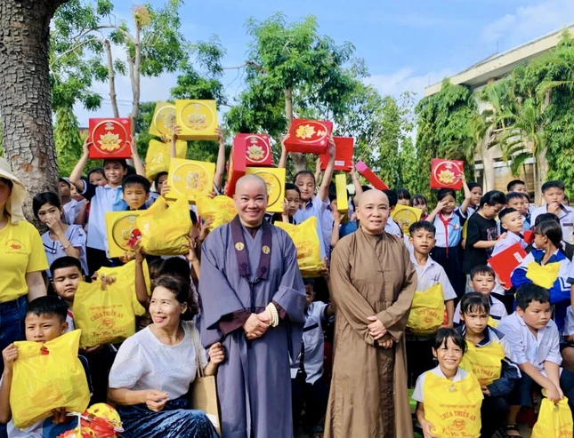 Trung thu không chỉ là quà, mà là kết nối yêu thương Trung thu không chỉ là quà, mà là kết nối yêu thương