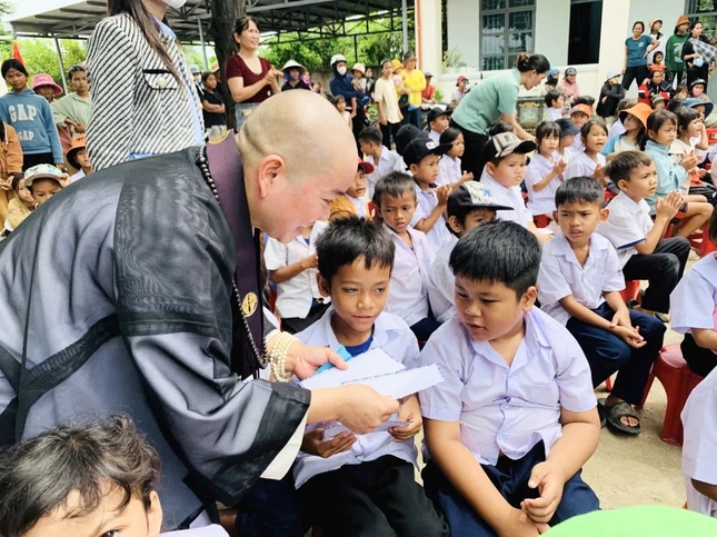 Ánh mắt long lanh của em thơ khi nhận phong bao lì xì mừng Tết Trung thu, kèm lời chúc “học giỏi, ngoan ngoãn, hiếu thảo” từ Ni sư Tâm Trí Ánh mắt long lanh của em thơ khi nhận phong bao lì xì mừng Tết Trung thu, kèm lời chúc “học giỏi, ngoan ngoãn, hiếu thảo” từ Ni sư Tâm Trí