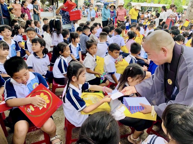 Ni sư Thích nữ Tâm Trí đại diện Phật tử Việt Nam tại Nhật Bản và những người con xa xứ mang Tết Trung thu về quê nhà cho em