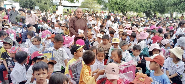 Những phần quà đem lại niềm vui bất ngờ cho các học sinh tại mỗi điểm trường đoàn đến thăm, mừng Tết Trung thu Những phần quà đem lại niềm vui bất ngờ cho các học sinh tại mỗi điểm trường đoàn đến thăm, mừng Tết Trung thu
