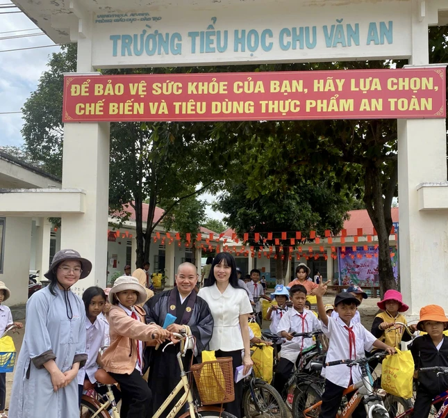 Trao quà cho các em học sinh tại Trường Tiểu học Chu Văn An Trao quà cho các em học sinh tại Trường Tiểu học Chu Văn An
