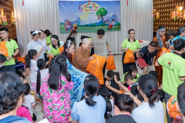 Ni sư Thích nữ Huệ Dâng trao quà tận tay từng bạn nhỏ Ni sư Thích nữ Huệ Dâng trao quà tận tay từng bạn nhỏ