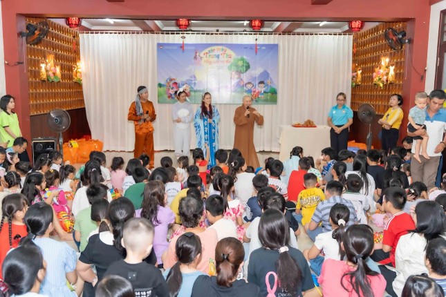 Ni sư Thích nữ Huệ Dâng hướng dẫn các em thiếu nhi về ý nghĩa Tết Trung thu Ni sư Thích nữ Huệ Dâng hướng dẫn các em thiếu nhi về ý nghĩa Tết Trung thu