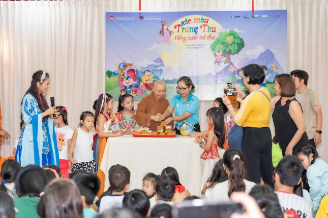 Giây phút hạnh phúc được phá cỗ vui Tết Trung thu Giây phút hạnh phúc được phá cỗ vui Tết Trung thu