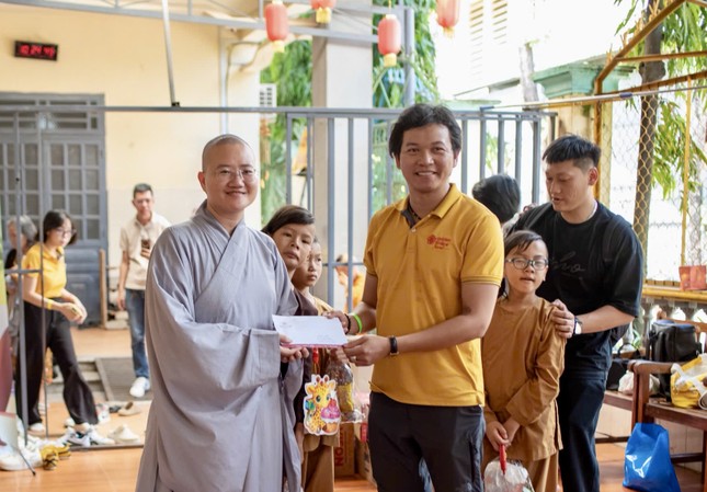 Trao tịnh tài hỗ trợ mái ấm chùa Từ Ân Trao tịnh tài hỗ trợ mái ấm chùa Từ Ân