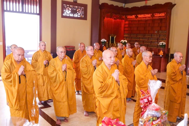 Chư vị giáo phẩm Ban Trị sự GHPGVN TP.HCM tưởng niệm