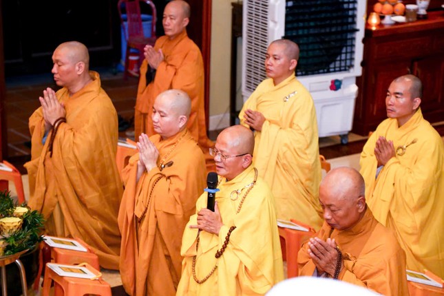 Môn đồ pháp quyến và Phật tử thực hiện khóa lễ cầu nguyện trong ngày lễ tưởng niệm Trưởng lão Hòa thượng Thích Minh Cảnh