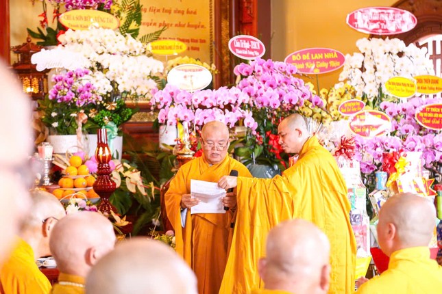 Hòa thượng Thích Thiện Hòa cung tuyên tiểu sử Trưởng lão Hòa thượng Thích Minh Cảnh