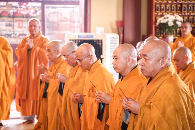 Chư tôn đức nhất tâm dâng hương tưởng niệm