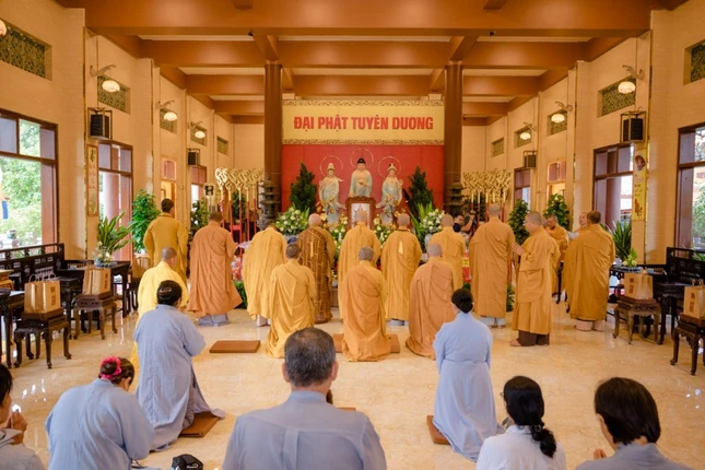 Thành kính tưởng niệm