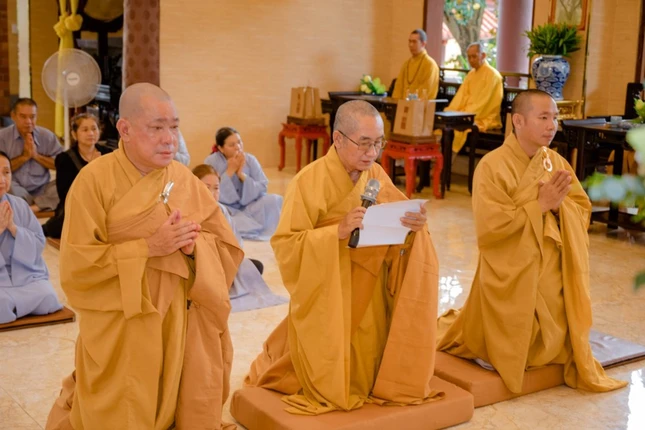 Thượng tọa Thích Thiện Trí đại diện môn đồ pháp quyến dâng lời hoài niệm ân sư