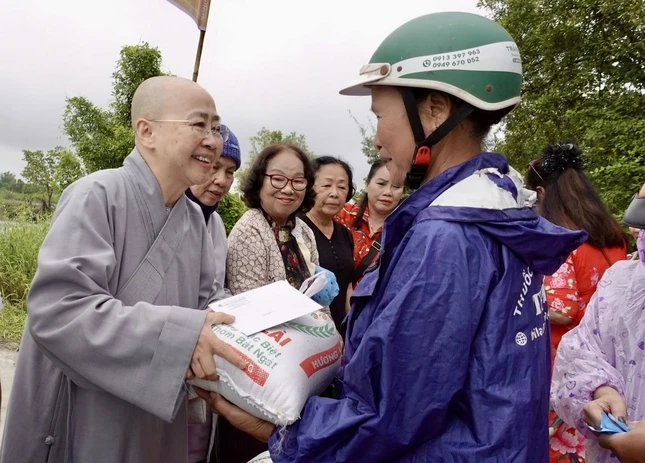 Ni sư Thích nữ Huệ Dâng trao quà cho người dân trong ngày vui khánh thành cầu
