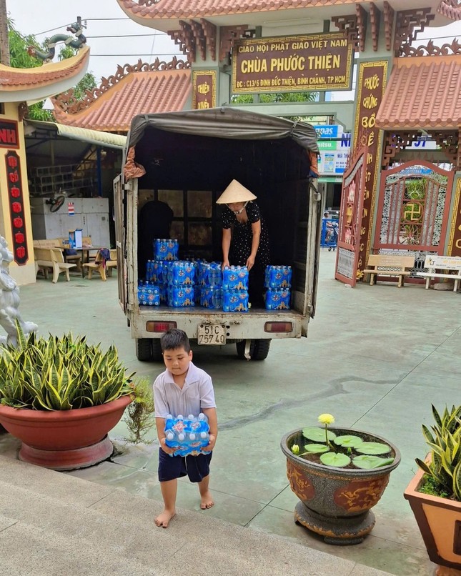 Tình thương không khoảng cách - một em học sinh phụ mẹ vận chuyển nước uống gửi tặng người dân miền Trung - Ảnh: Huệ Quang Tình thương không khoảng cách - một em học sinh phụ mẹ vận chuyển nước uống gửi tặng người dân miền Trung - Ảnh: Huệ Quang