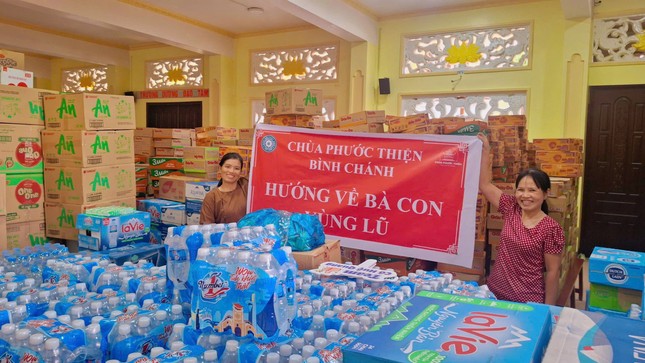 Ở chùa Phước Thiện, mỗi món hàng đều được đón nhận bằng sự trân trọng. Bởi phía trước, nơi miền Trung còn ngập trong nước bạc, là những gia đình đang mất đi tất cả - Ảnh: Huệ Quang Ở chùa Phước Thiện, mỗi món hàng đều được đón nhận bằng sự trân trọng. Bởi phía trước, nơi miền Trung còn ngập trong nước bạc, là những gia đình đang mất đi tất cả - Ảnh: Huệ Quang