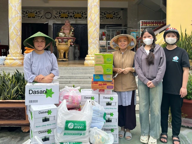 Lời kêu gọi: “Miền Trung đang rất cần chúng ta – từng chút một” chạm đến trái tim các bạn trẻ - Ảnh: Huệ Quang