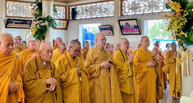 Chư tôn đức thành kính tưởng niệm