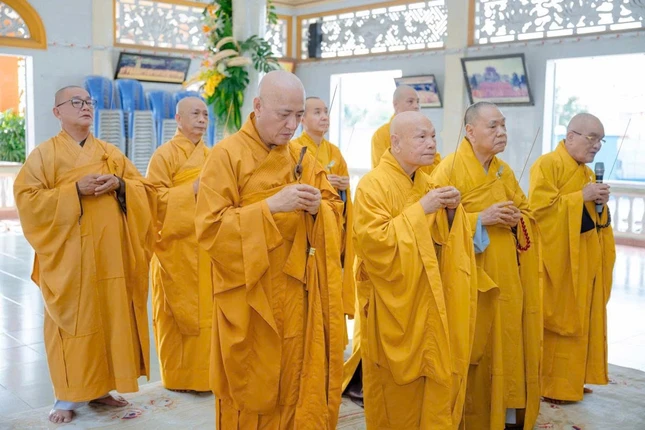 Trưởng lão Hòa thượng Thích Thiện Nhơn cùng chư tôn đức Hội đồng Trị sự thắp hương tưởng niệm Hòa thượng Thích Giác Hà - Ảnh: Đăng Huy Trưởng lão Hòa thượng Thích Thiện Nhơn cùng chư tôn đức Hội đồng Trị sự thắp hương tưởng niệm Hòa thượng Thích Giác Hà - Ảnh: Đăng Huy