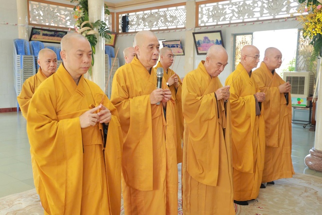 Hòa thượng Thích Nhựt Hỷ cùng chư tôn đức Ban Trị sự GHPGVN TP.HCM dâng hương tưởng niệm Giác linh Trưởng lão Hòa thượng Thích Giác Hà - Ảnh: Nguyên Tài