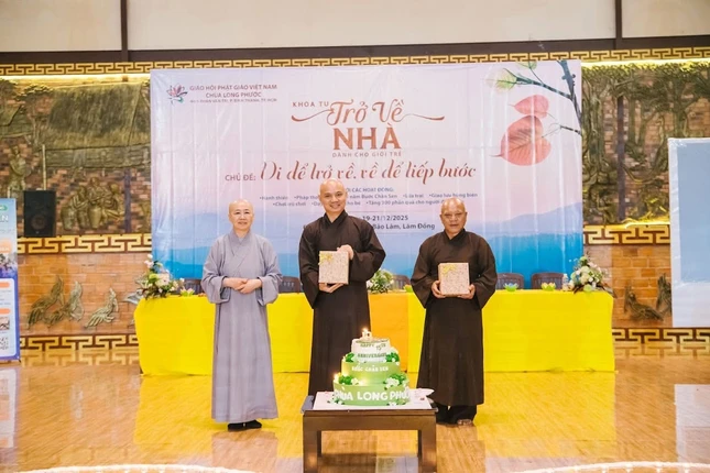 Đại diện câu lạc bộ tri ân chư tôn đức đã đồng hành cùng nhóm Bước Chân Sen từ những ngày đầu gian khó