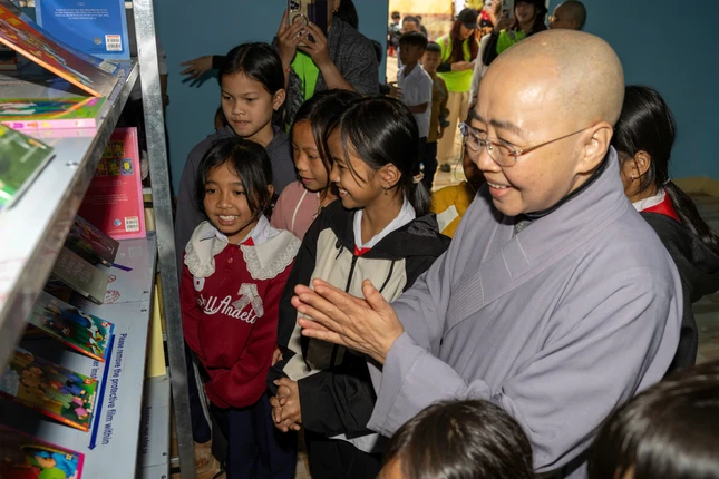 Từ nay các em học sinh đã có thư viện sách để đọc, dung nạp thêm kiến thức - điều mà thầy cô giáo Trường Tiểu học & THCS Trạm Lập ao ước bấy lâu nay thành hiện thực Từ nay các em học sinh đã có thư viện sách để đọc, dung nạp thêm kiến thức - điều mà thầy cô giáo Trường Tiểu học & THCS Trạm Lập ao ước bấy lâu nay thành hiện thực