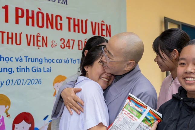 Em vui vì được nhận tình yêu thương, quà Tết bất ngờ từ Ni sư trong ngày đầu năm mới Em vui vì được nhận tình yêu thương, quà Tết bất ngờ từ Ni sư trong ngày đầu năm mới