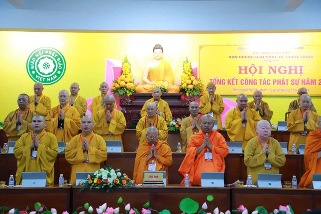 Chư tôn đức niệm Phật cầu gia hộ