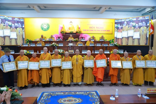 Trao Bằng tuyên dương công đức của TƯGH đến các tập thể thuộc Ban Hướng dẫn Phật tử T.Ư có nhiều nỗ lực, dấn thân phụng sự trong năm 2025