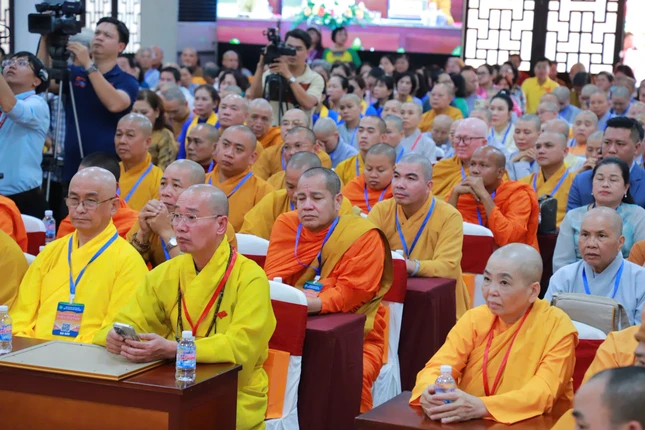 Quý đại biểu lắng nghe đạo từ, chỉ đạo từ lãnh đạo Trung ương Giáo hội