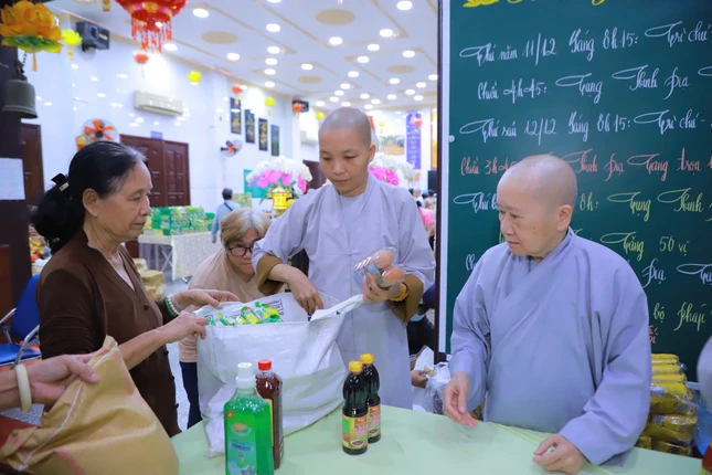 “Phiên chợ 0 đồng – Xuân yêu thương” tại chùa Bồ Đề Lan Nhã