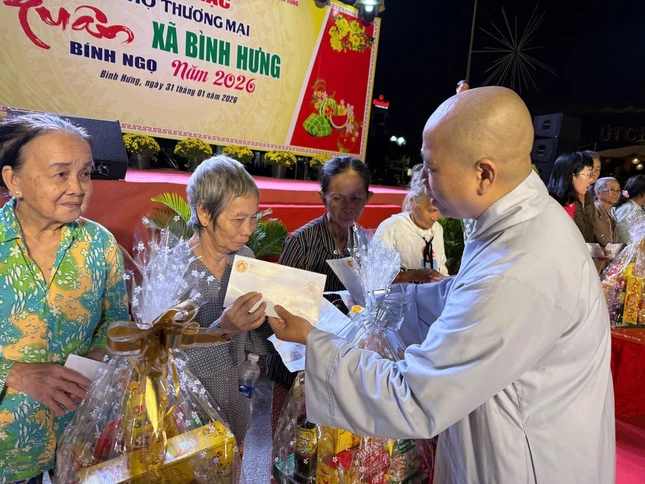 Ni sư Thích nữ Thuần Chơn trao tặng quà và lì xì để bà con vui xuân đón Tết
