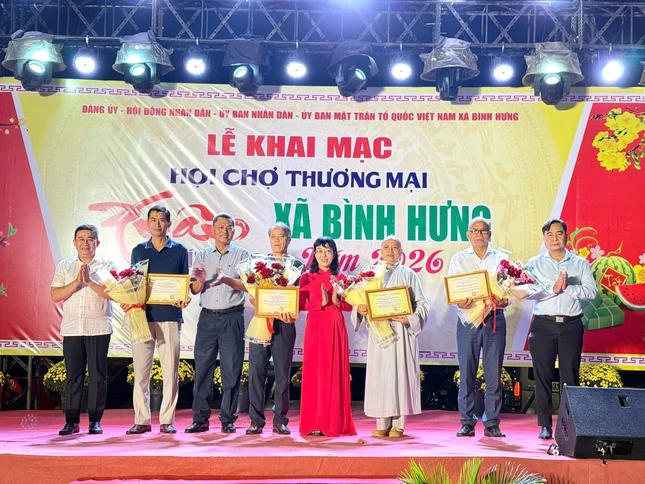 Chính quyền xã Bình Hưng tri ân Ni sư Thích nữ Thuần Chơn và các nhà hảo tâm - Phật tử chùa Đức Nguyên