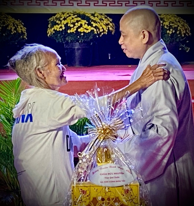 Cụ già xúc động khi nhận được phần quà Tết có nhu yếu phẩm và tiền mặt, cùng lời chúc tốt lành từ Ni sư trụ trì chùa Đức Nguyên. Tết nhờ vậy mà ấm áp, đủ đầy Cụ già xúc động khi nhận được phần quà Tết có nhu yếu phẩm và tiền mặt, cùng lời chúc tốt lành từ Ni sư trụ trì chùa Đức Nguyên. Tết nhờ vậy mà ấm áp, đủ đầy