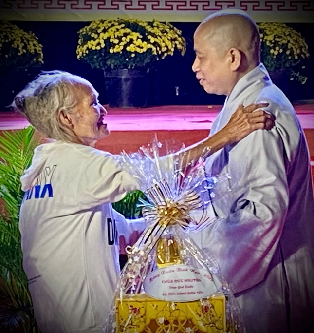 Cụ già xúc động khi nhận được phần quà Tết có nhu yếu phẩm và tiền mặt, cùng lời chúc tốt lành từ Ni sư trụ trì chùa Đức Nguyên. Tết nhờ vậy mà ấm áp, đủ đầy