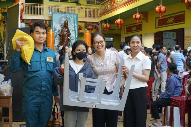 Chiếc bàn mới là cả một ước mơ được hiện thực hóa với một gia đình khó khăn