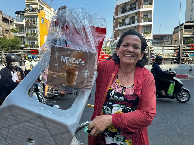 Nụ cười hạnh phúc của người dân khi "chở Tết" từ chùa Tuyền Lâm về nhà