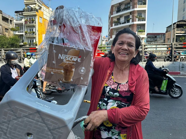 Nụ cười hạnh phúc của người dân khi "chở Tết" từ chùa Tuyền Lâm về nhà