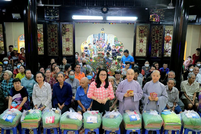 250 phần quà được chùa Huệ Lâm trao đến bà con vui xuân đón Tết