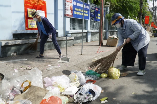 Rác được Phật tử chùa Liên Hoa cẩn thận dọn sạch trên các tuyến đường
