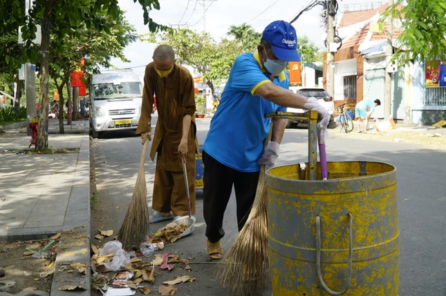 Những vị thầy trẻ và Phật tử chùa Liên Hoa chung tấm lòng hướng về công nhân vệ sinh môi trường