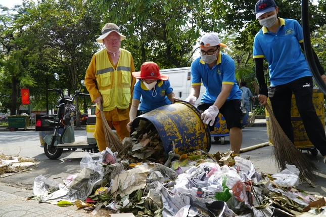 Hòa thượng Thích Duy Trấn cùng Phật tử, thành viên Câu lạc bộ Hành trình xanh xuống phố quét rác phụ anh chị em công nhân vệ sinh chiều cuối năm