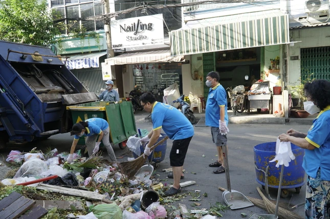 Câu lạc bộ Hành trình xanh chùa Liên Hoa chung sức cùng anh chị em công nhân vệ sinh quét rác, vệ sinh đường phố sạch sẽ đón Tết