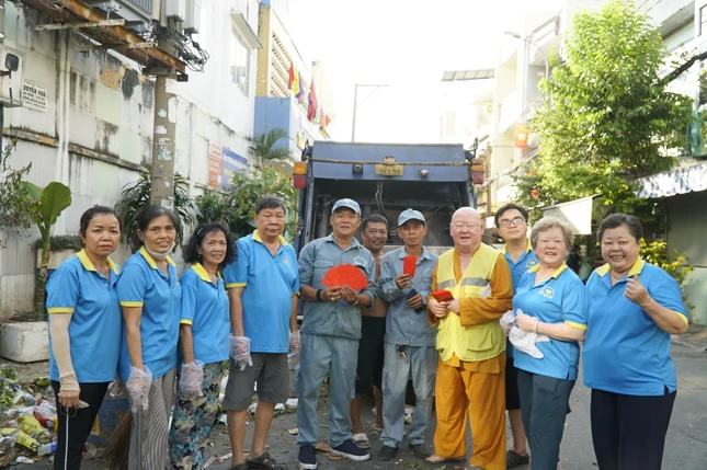 Niềm hạnh phúc của công nhân vệ sinh đường phố trên địa bàn phường Bình Thới chiều 29 Tết