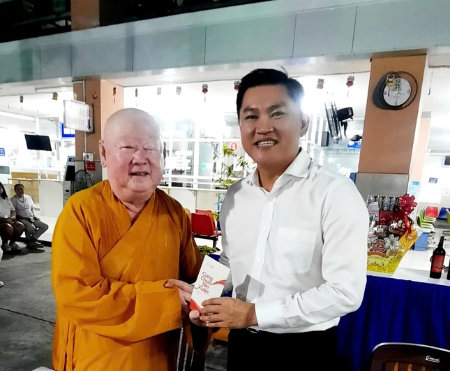 Chúc Tết đến lãnh đạo, y bác sĩ tại bệnh viện