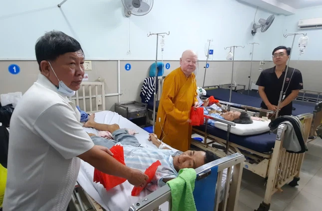 Nụ cười hạnh phúc của bệnh nhân khi nhận được phần quà bất ngờ