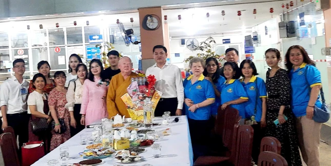 Hòa thượng Thích Duy Trấn chúc Tết lãnh đạo, bác sĩ và điều dưỡng trực đêm giao thừa tại Bệnh viện Đa khoa Lãnh Binh Thăng