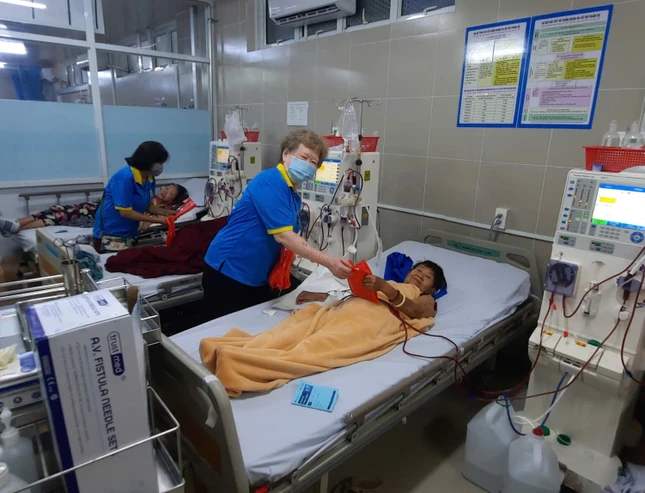 Nụ cười an vui của bệnh nhân khi nhận được lời chúc lành từ Hòa thượng Thích Duy Trấn và Phật tử chùa Liên Hoa