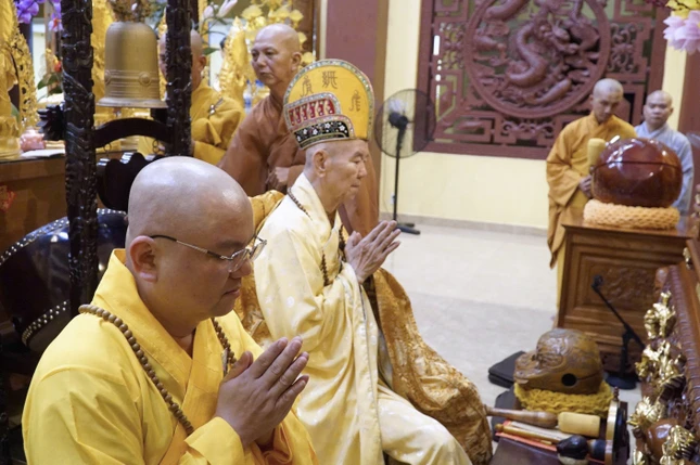 Tại chùa Hạnh Nguyện (P.Phú Thạnh, TP.HCM), Trưởng lão Hòa thượng Thích Thiện Xuân cử hành nghi thức đón giao thừa theo truyền thống Tại chùa Hạnh Nguyện (P.Phú Thạnh, TP.HCM), Trưởng lão Hòa thượng Thích Thiện Xuân cử hành nghi thức đón giao thừa theo truyền thống